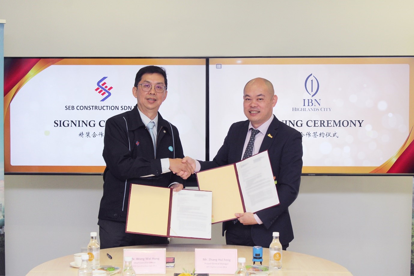 (From the left) SEB Construction Sdn Bhd Director Wong Wai Hung, IBN Highlands City Project General Manager Zhang Huifeng. The renovation works for IBN Highlands City officially commence with a successful Letter of Award signing ceremony.